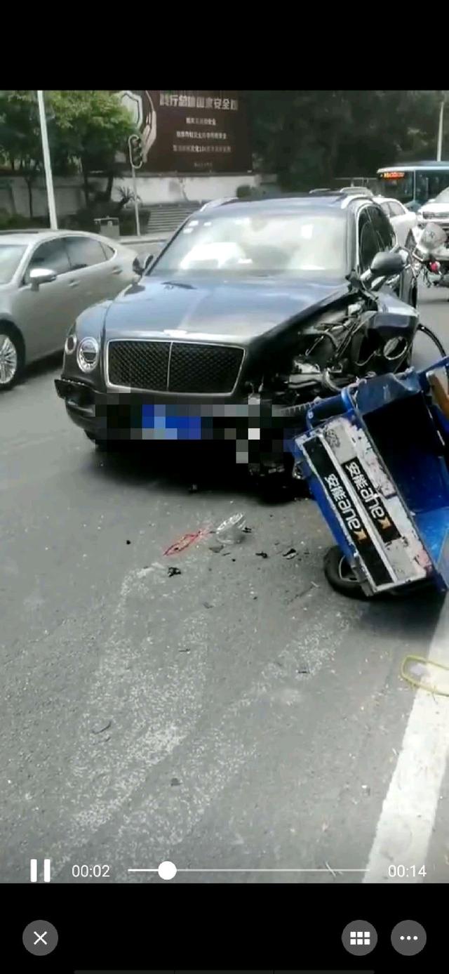 视频|疑似逆行,东莞长安一老人驾三轮车碰撞宾利