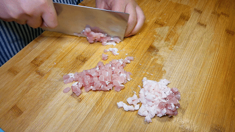 猪肉一块切成肉丁,也能直接剁成肉末,猪肉最好带一些肥肉,有荤油炒出