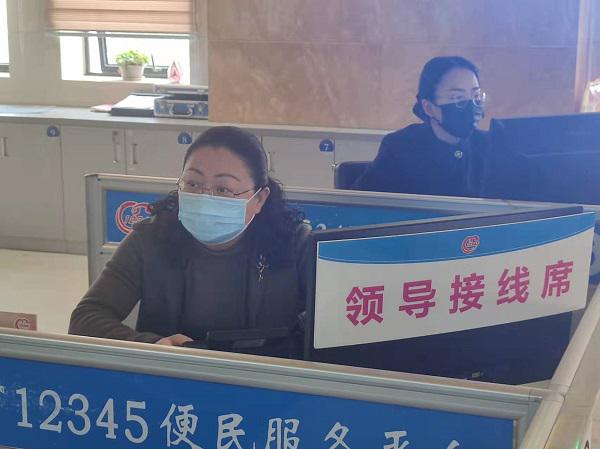 姚冰珊现场接听12345热线