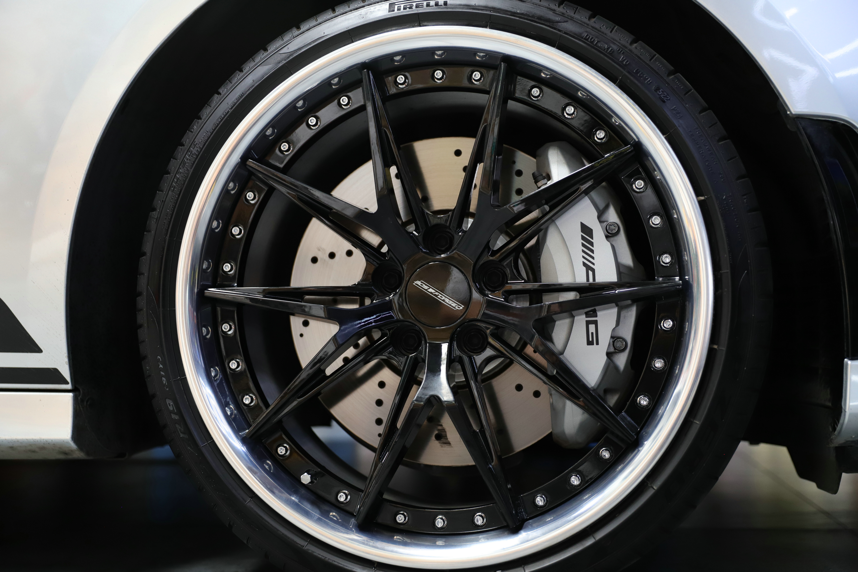 美国305forged轮毂让奔驰a35l amg炫酷走街