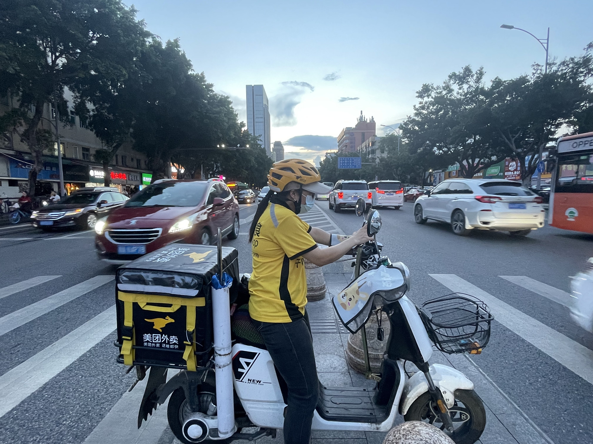 广州市电动自行车启动登记上牌,外卖骑手的车还有多久能"合规"?