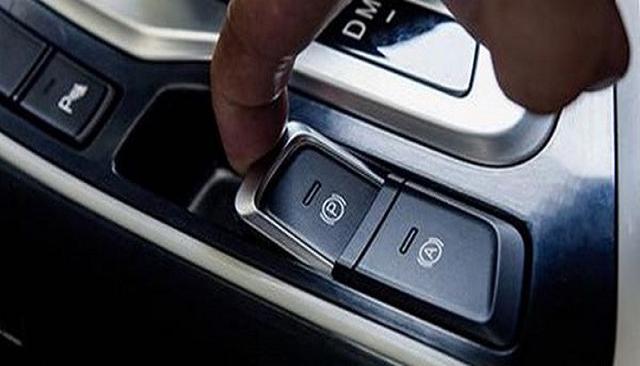 自动挡起步电子手刹要按吗