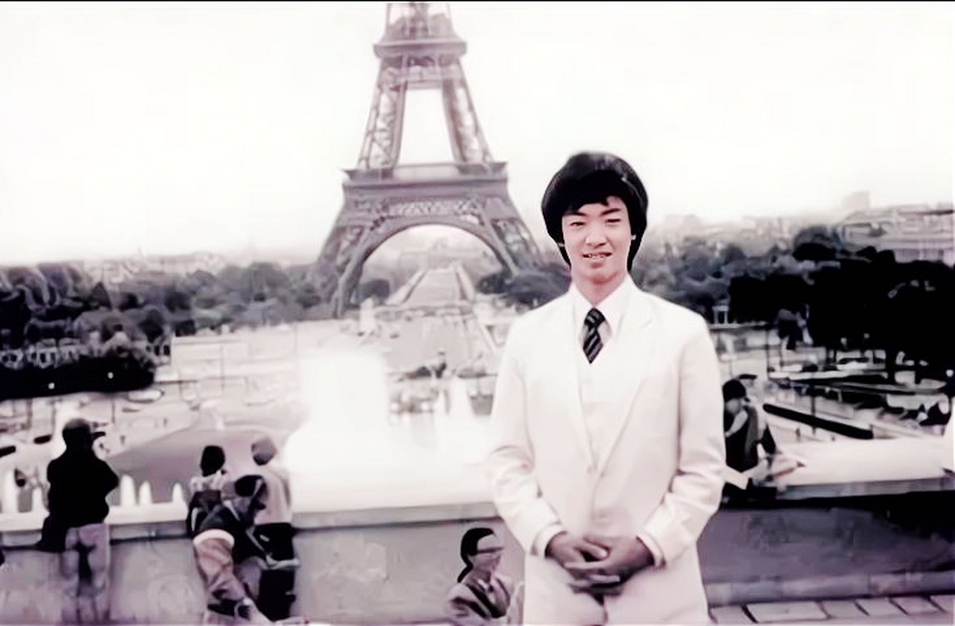 这是90年代金星在法国旅行时在艾菲尔铁塔前的照片.