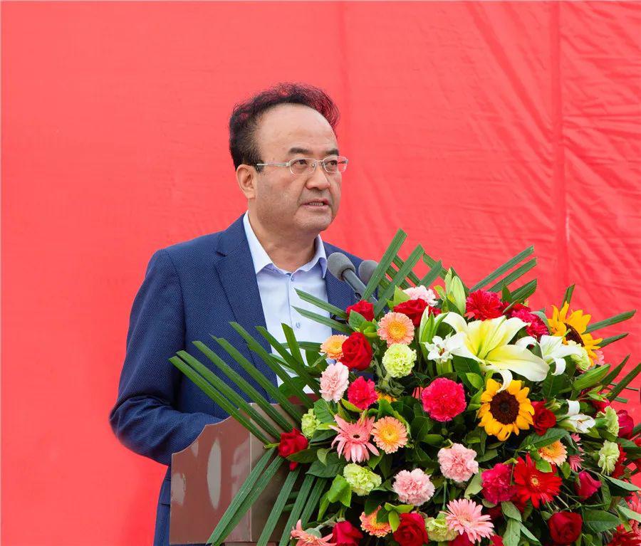 市委常委,常务副市长白振海主持开工仪式.