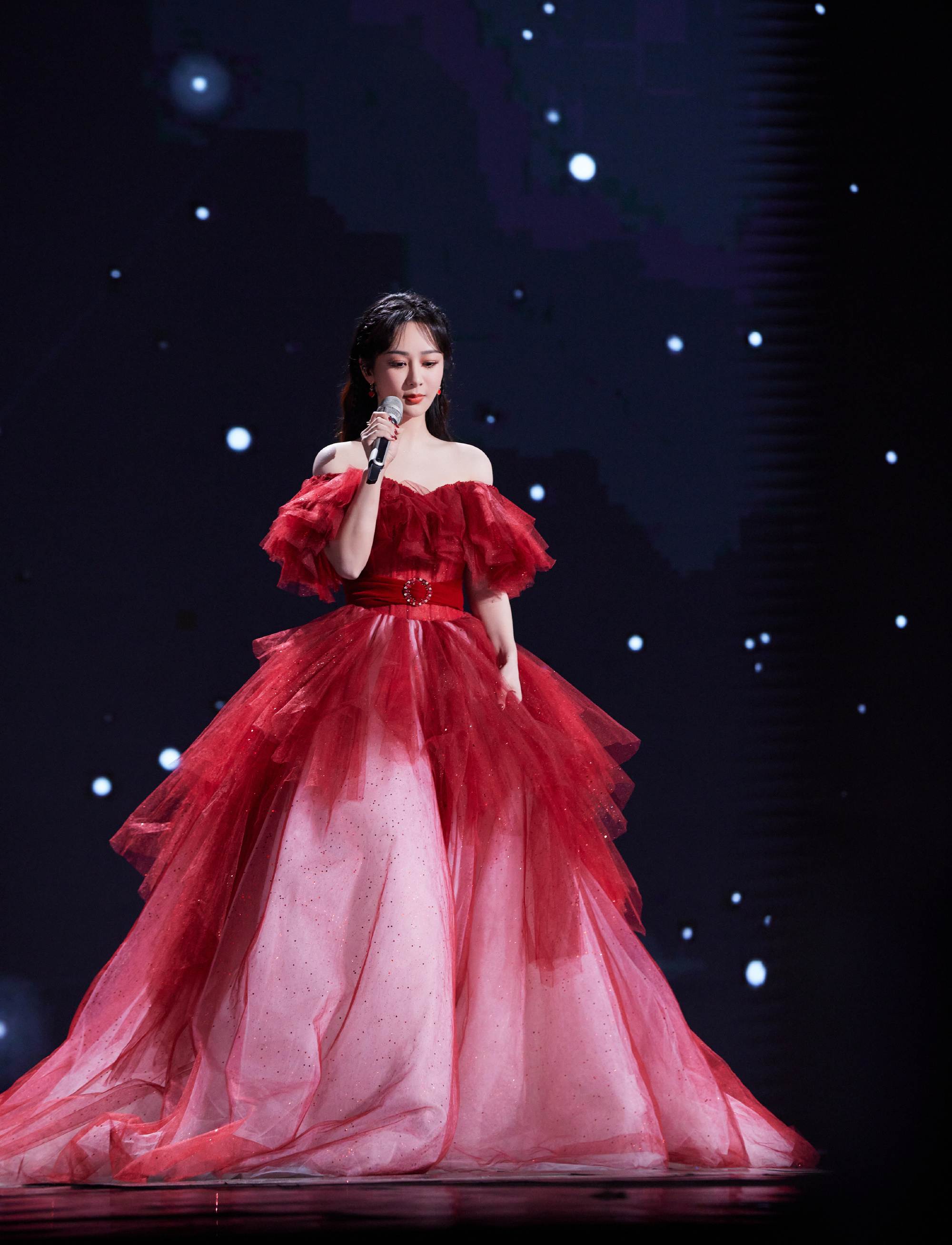 杨紫成跨年晚会收视率顶流,穿抹胸纱裙扮在逃公主,被惊艳到了