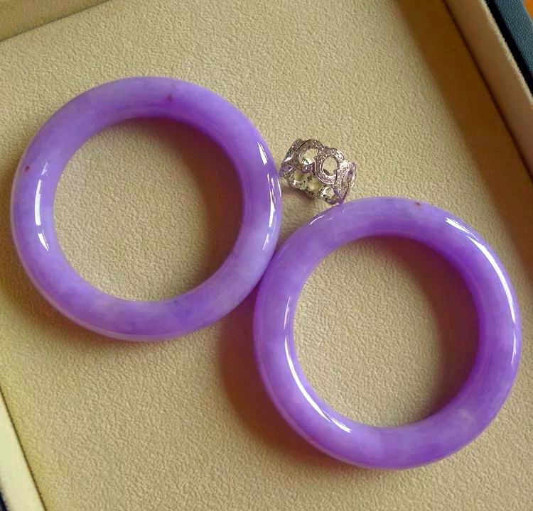 紫罗兰翡翠原石惊艳开窗,帝王紫手镯惊艳亮相