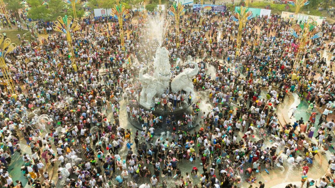 瑞丽泼水节友谊关国门古代名关与现代国门在这里相遇说到古代著名国门