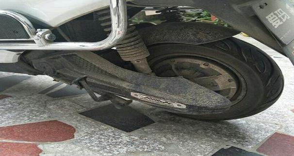 电动车后轱辘跑起来吱吱响