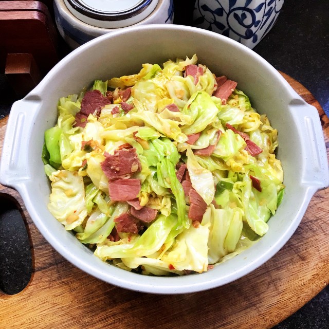 火腿炒手撕包菜,荤素搭配,营养满满