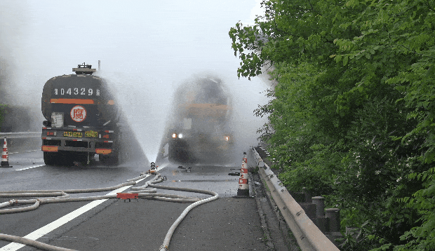 湖南一高速酸雾弥漫,强腐蚀性液体不断流出!消防员迅速处置