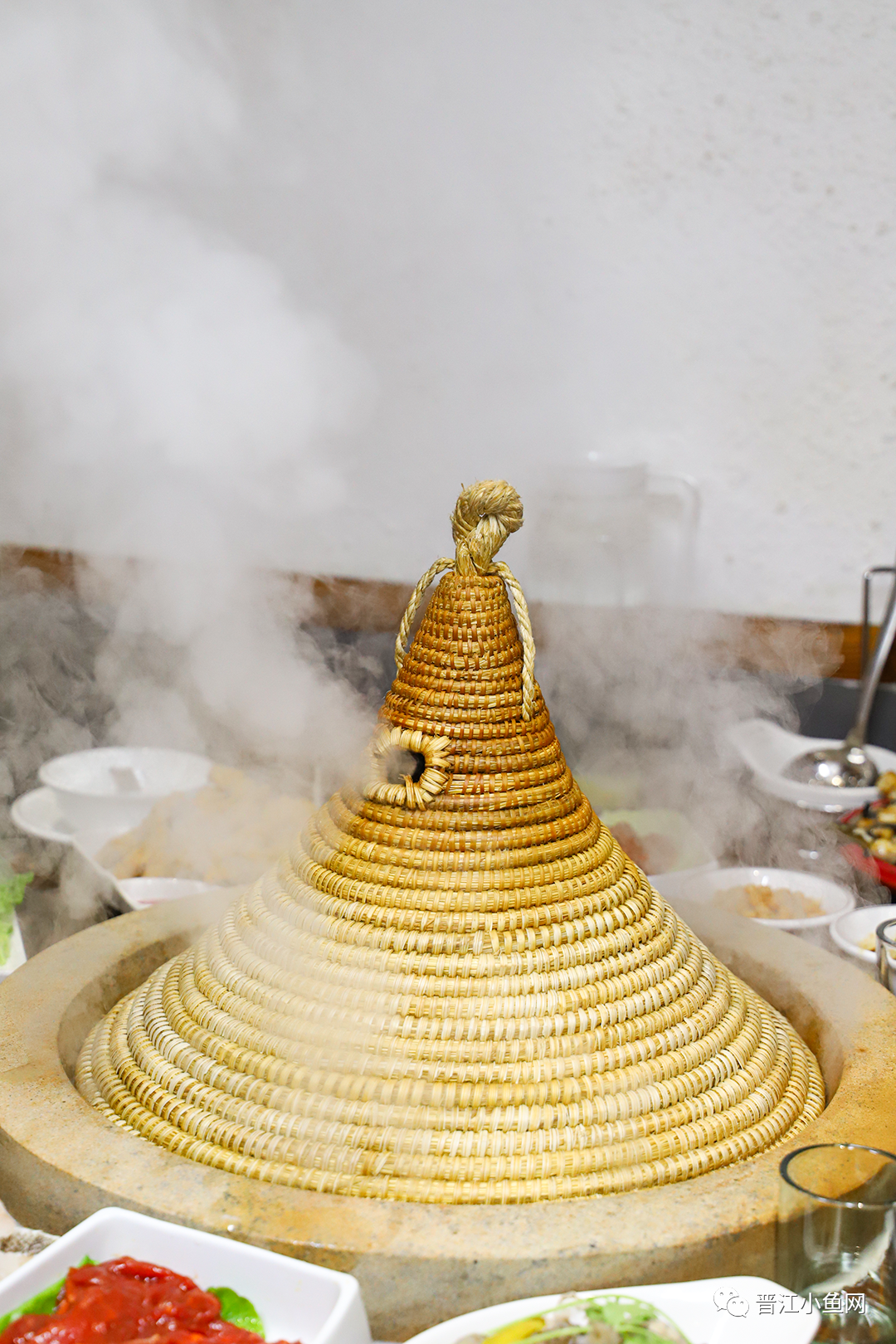 长命草和香毛草编制成的草帽做锅盖再把片好的鱼入锅焖1分钟即可鱼骨