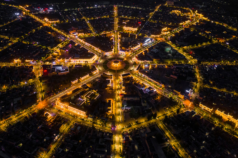 天山北麓有座"八卦城",传说由"丘处机"设计,居然不用红绿灯