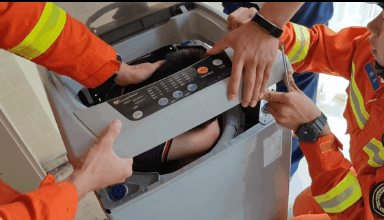 孩子被卡洗衣机!亲妈:我先拍个视频