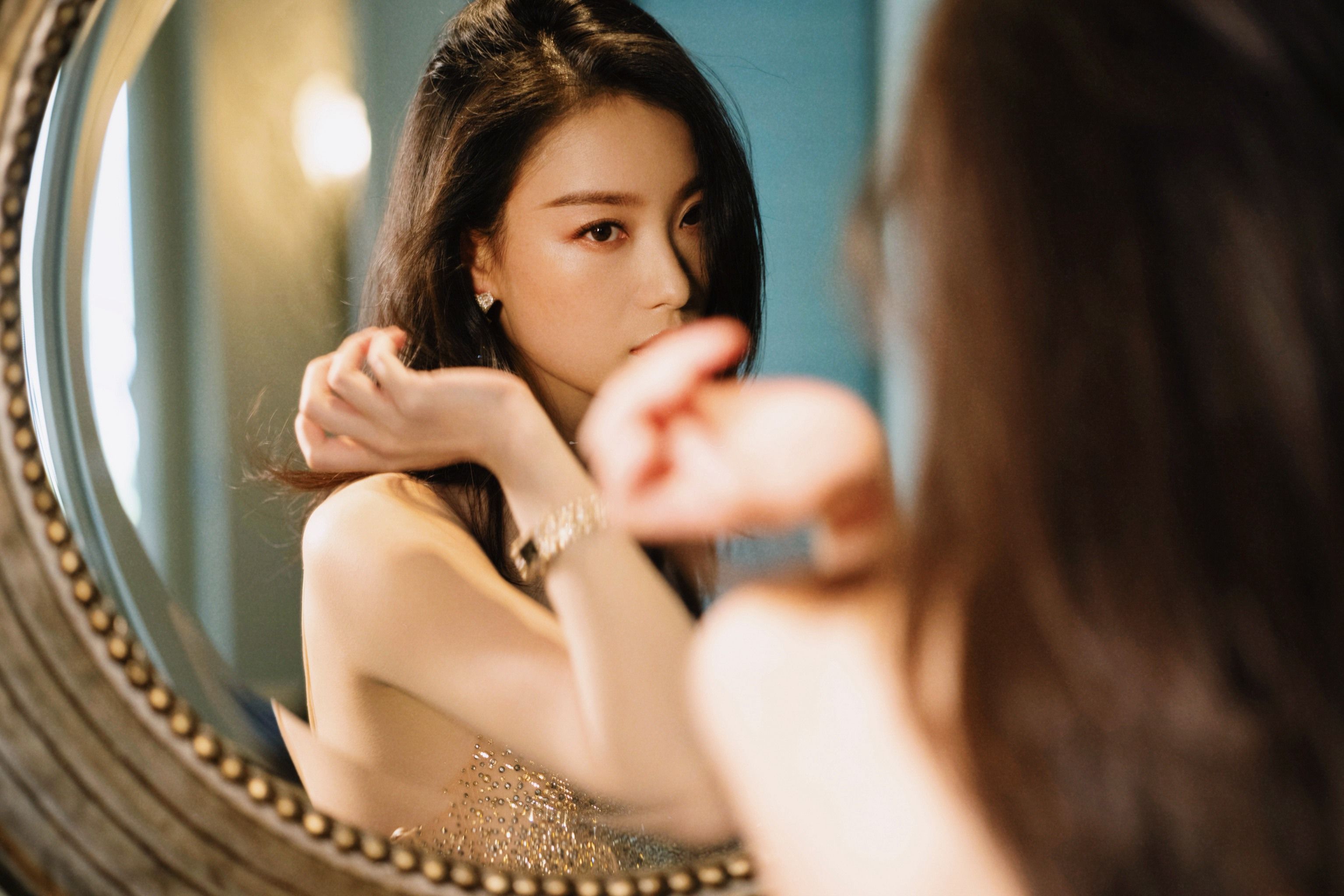 倪妮v型吊带连衣裙时尚性感写真