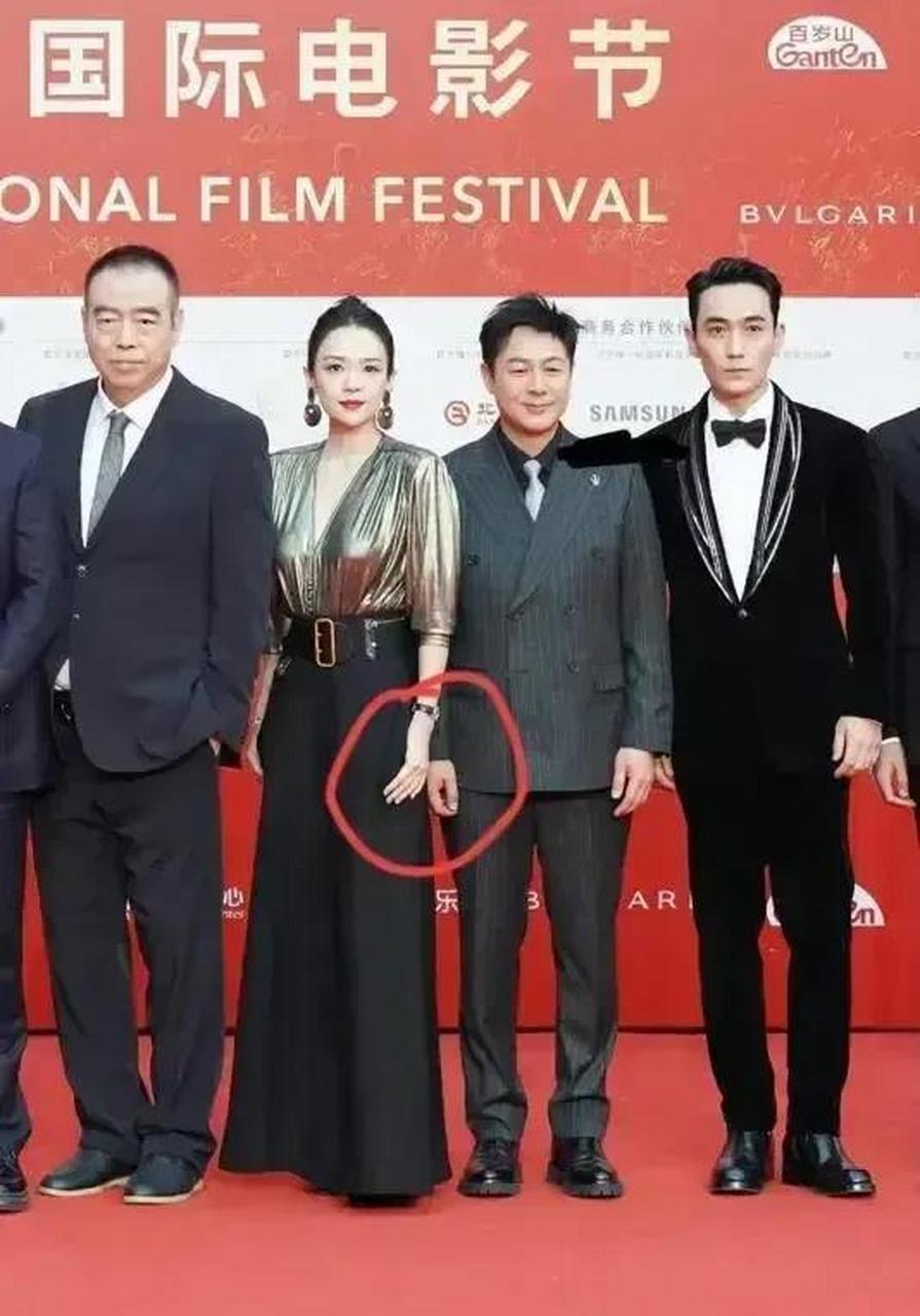 章子怡的左手看起来怎么那么别扭了 #八卦手册