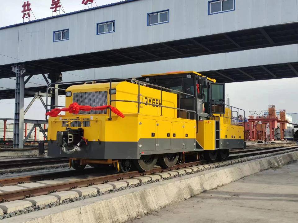 梁山港第一台公铁两用牵引车成功运行