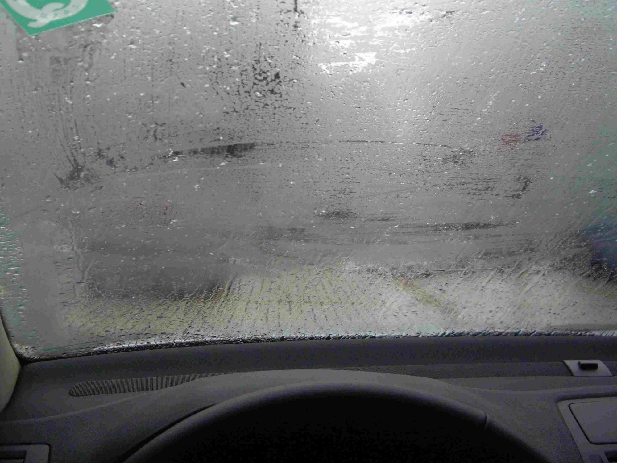 冬天汽车玻璃容易起雾?教你几个防雾技巧!