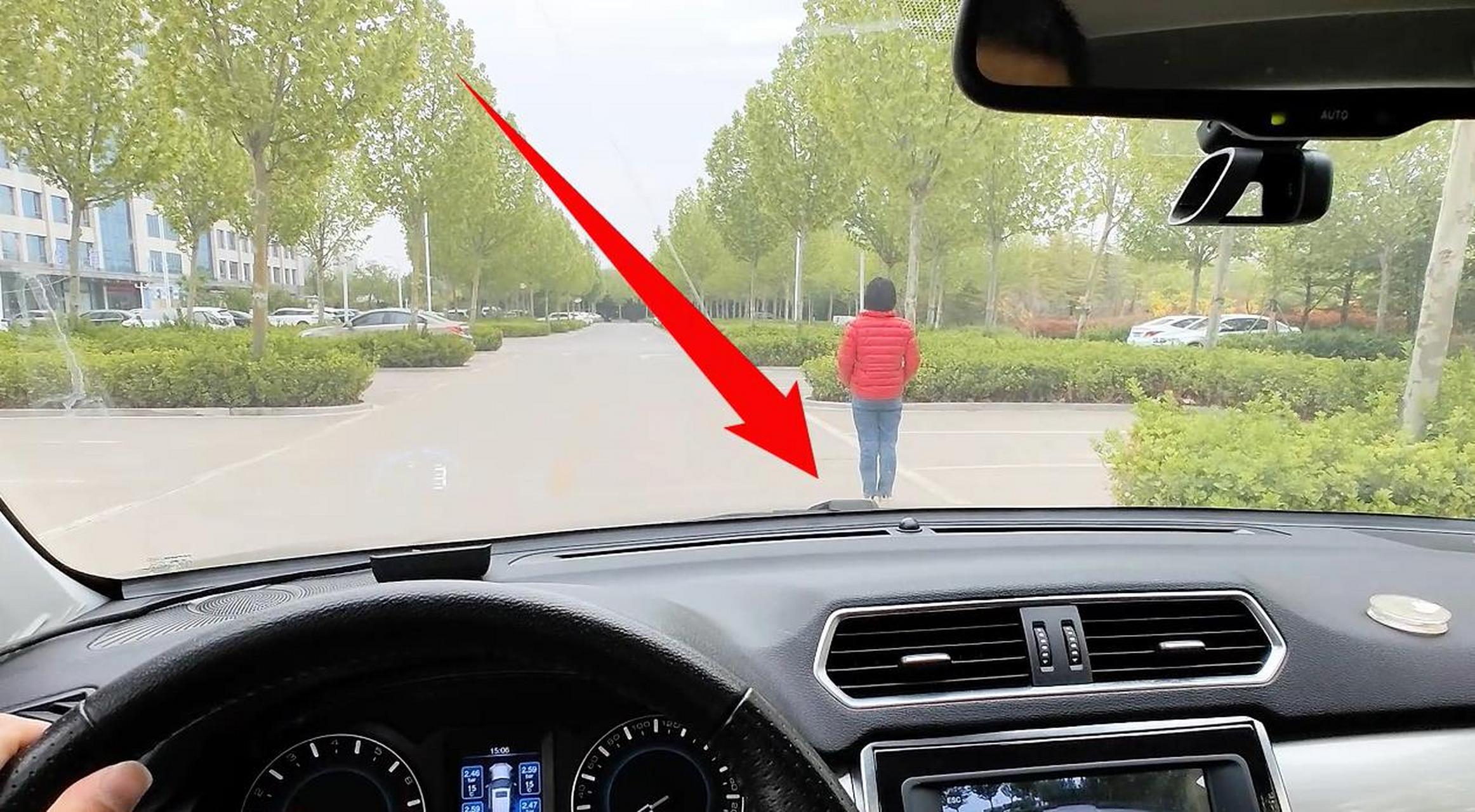 新手开车上路,如何坐在车内判断和行人的距离,尤其在菜市场路人特别多