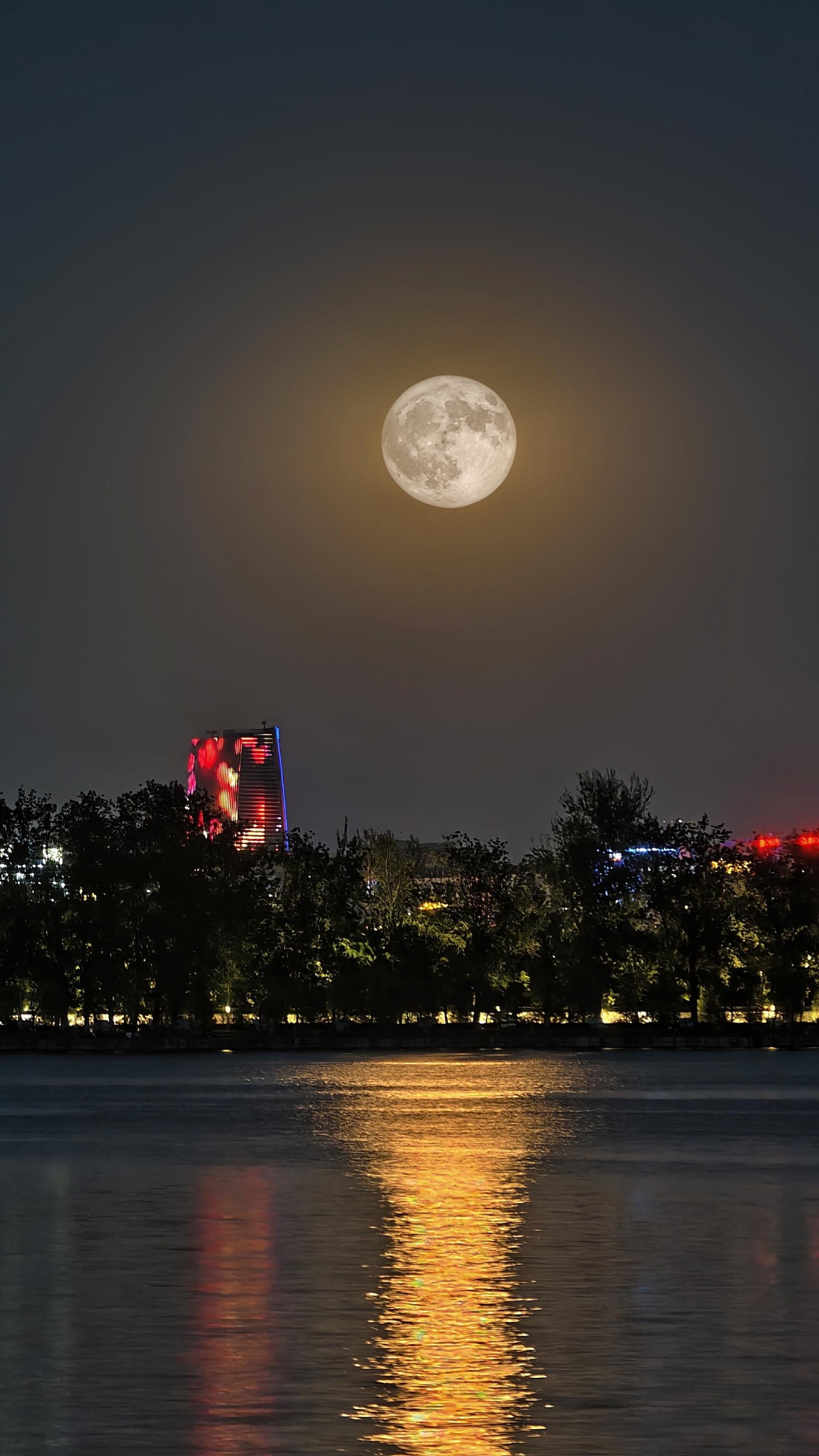 十五的月亮十六圆,北京今夜的月亮又大又圆又亮