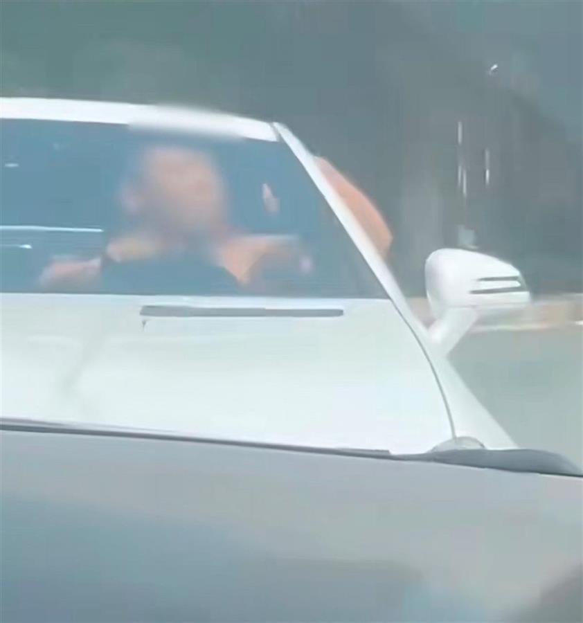 三亚一男子赤膊开车逆行堵路被扣13分行拘15天,资深交警:扣13分正常