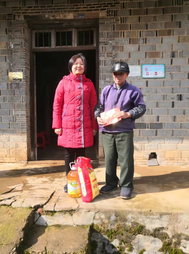 市档案馆馆长帅蓉晖深入南城县沙洲镇邓坊村开展春节走访慰问活动