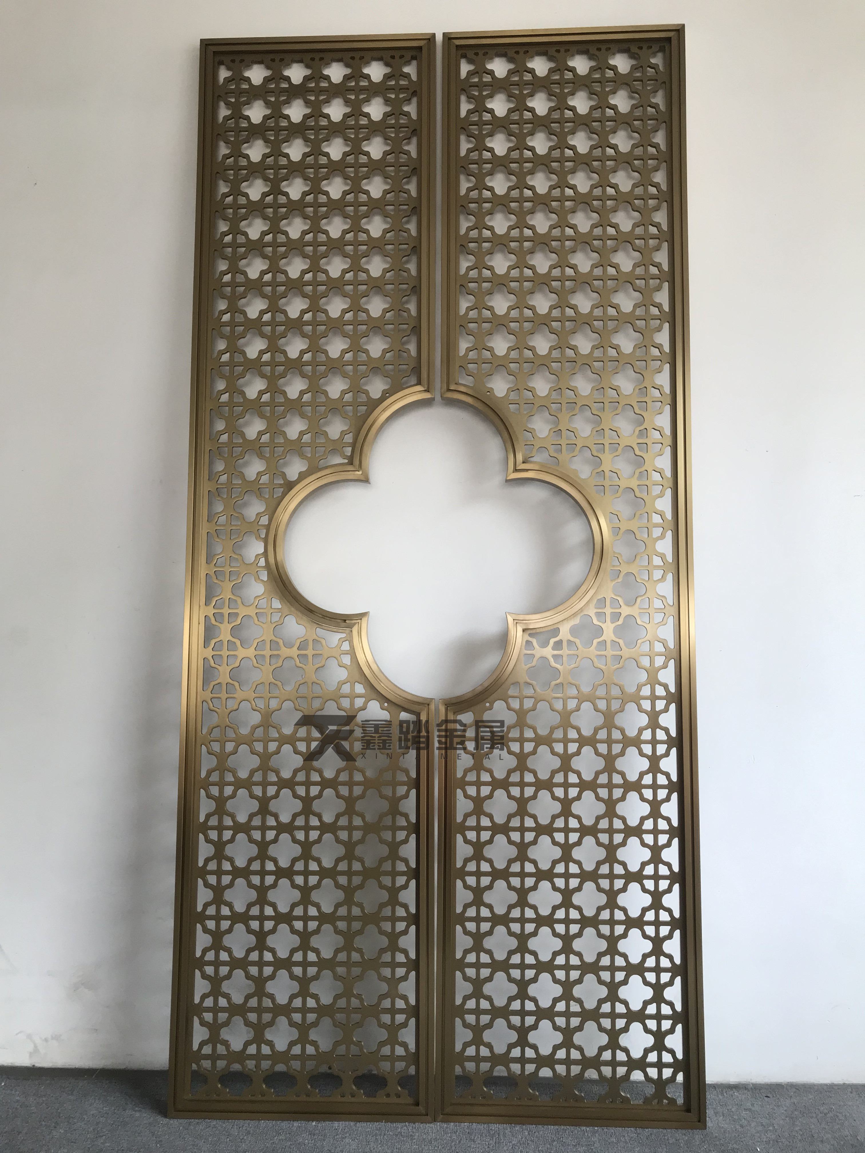 钛金铝板屏风,镂空金属格栅时尚的设计装饰各有特色