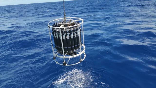 实验6抵达预定的第一个科考站点后,ctd采水器被放入大海