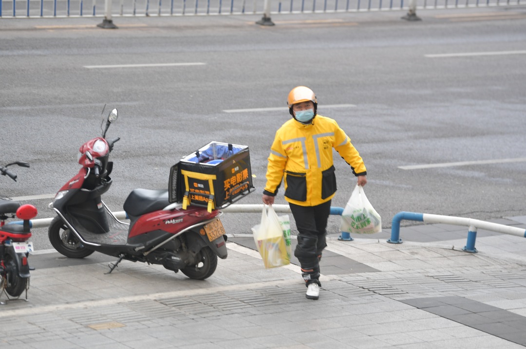 疫情中的外卖小哥素材图片