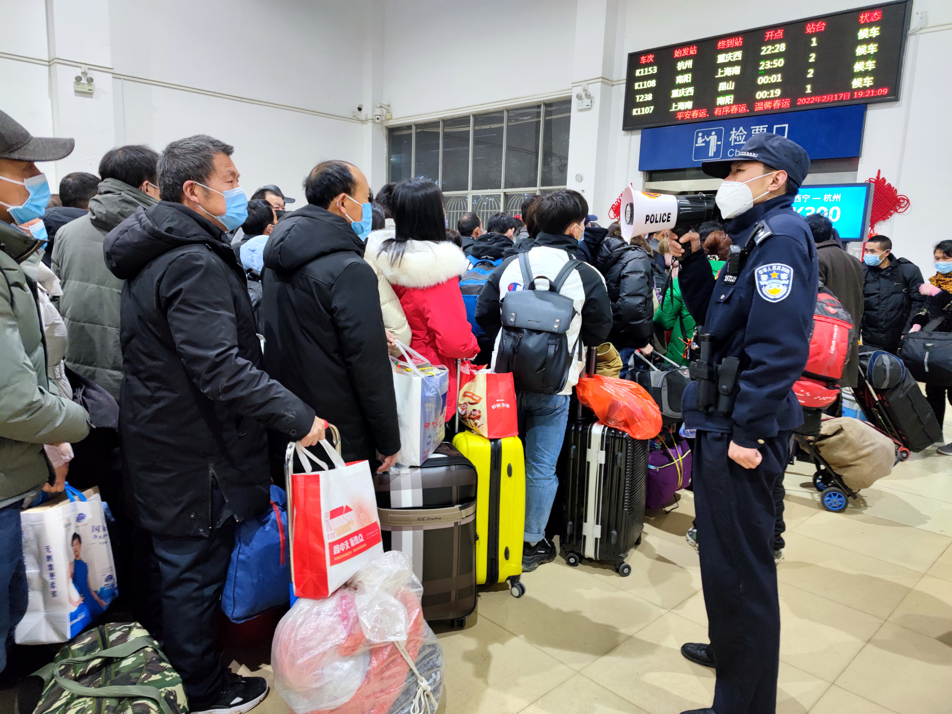 商城站派出所全力确保返程客流高峰期间铁路运输畅通