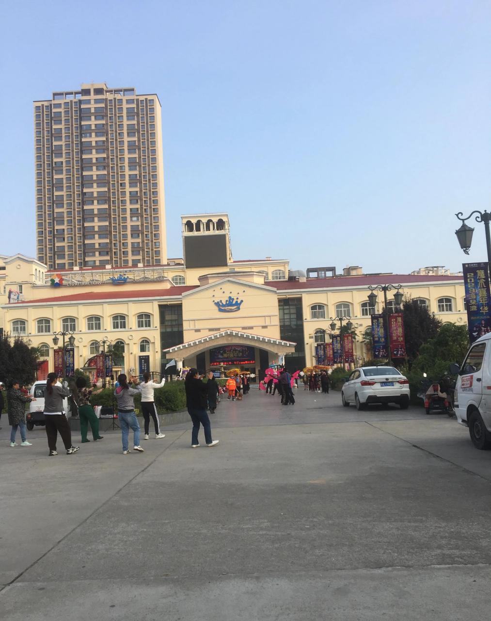 听他们坐席的人说,咸阳秦都区海泉湾大酒店,酒席上2000块一桌菜的,用