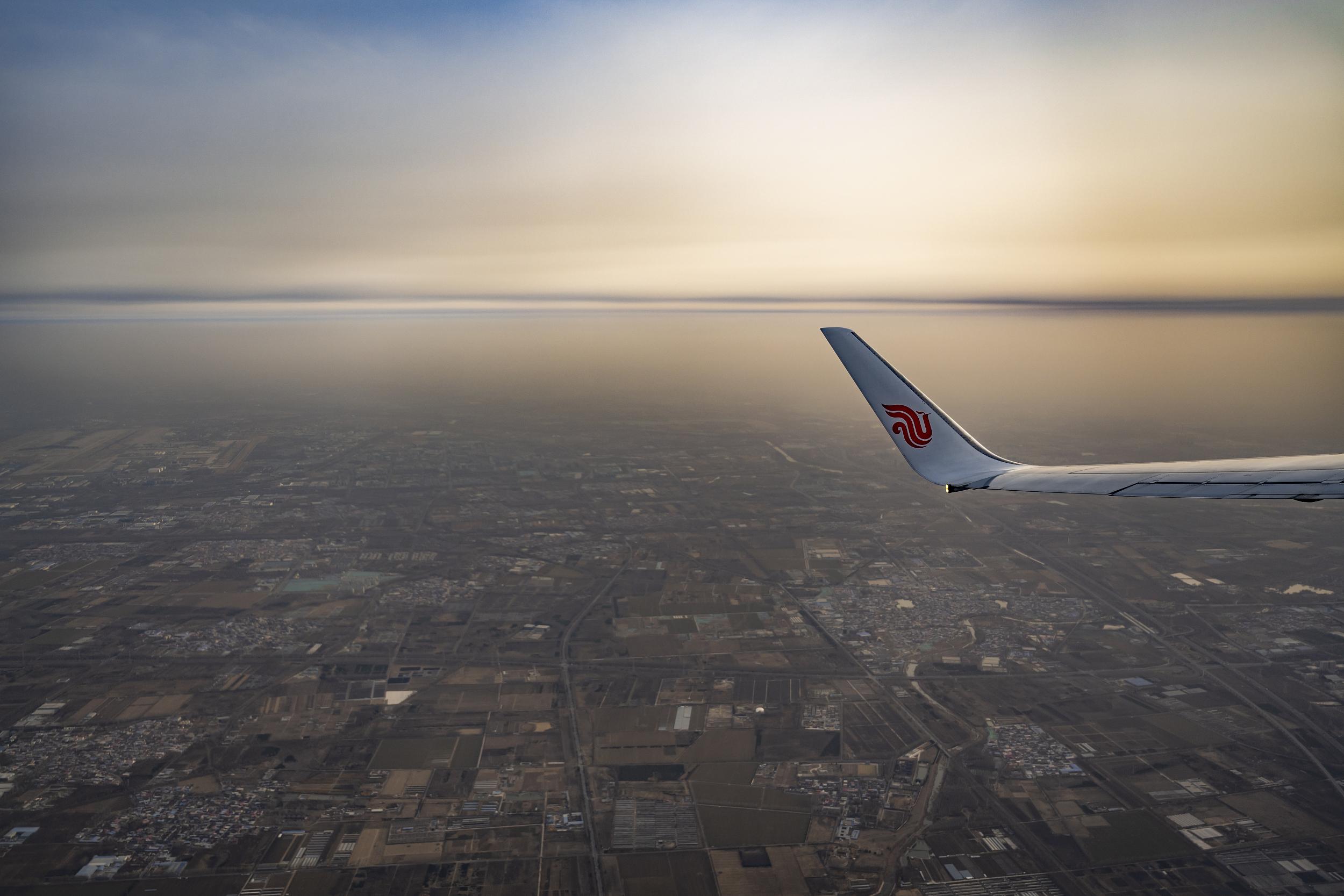 高空拍下沙尘笼罩下的城市