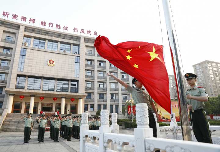 迎着第一缕晨光 武警浙江总队各支队举行升国旗仪式