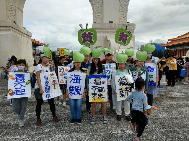 台湾民众囤求生物资,摆在他们面前的有"上中下三策"之"上策"