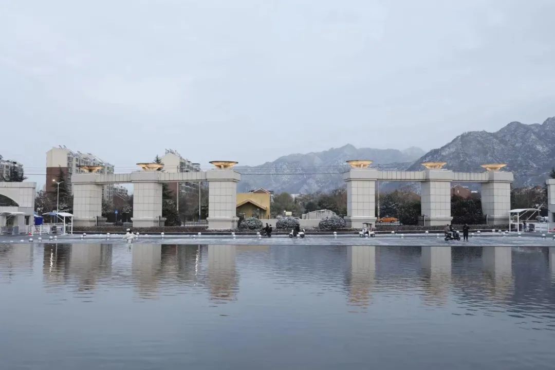 挂满枝头万物悦冬静, 山川共冬寂为工大校园添上一份冬的深邃巍巍秦岭