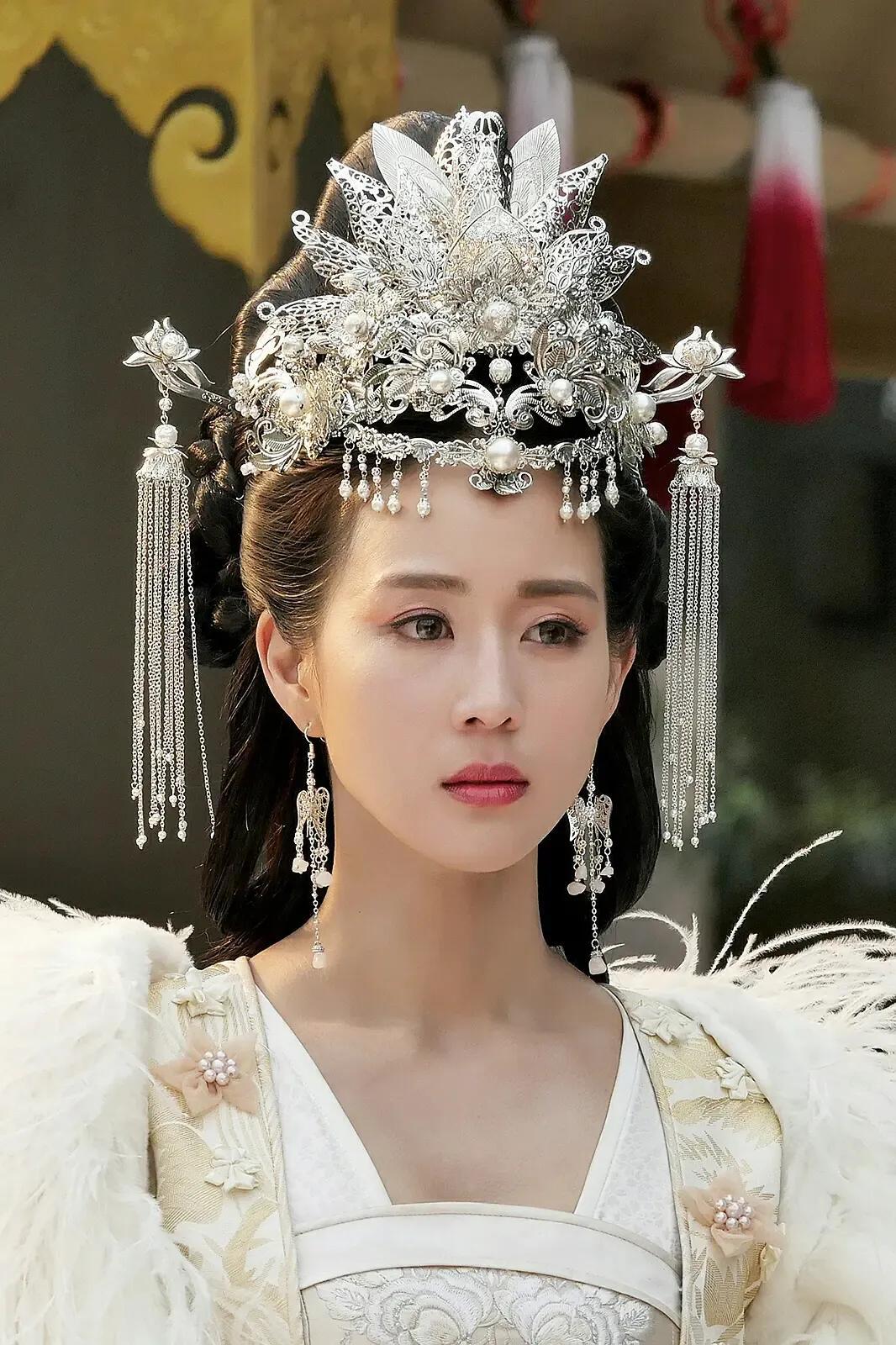 古装剧中那些华丽精美的头冠,赵丽颖的最华丽,孟子义的最廉价