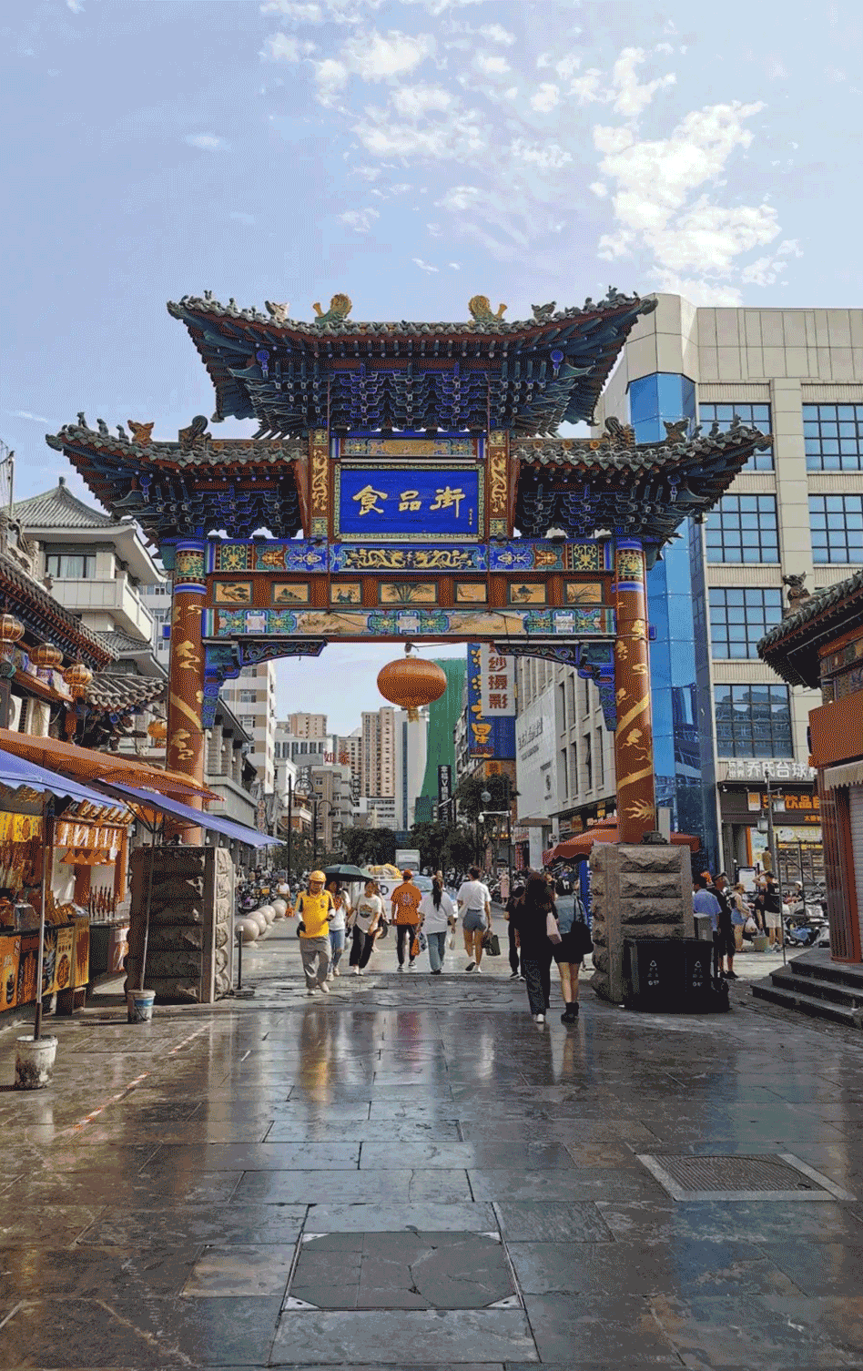 钟楼街因一座钟楼而得名,自古以来就是太原的商品集散地,改造过后,为
