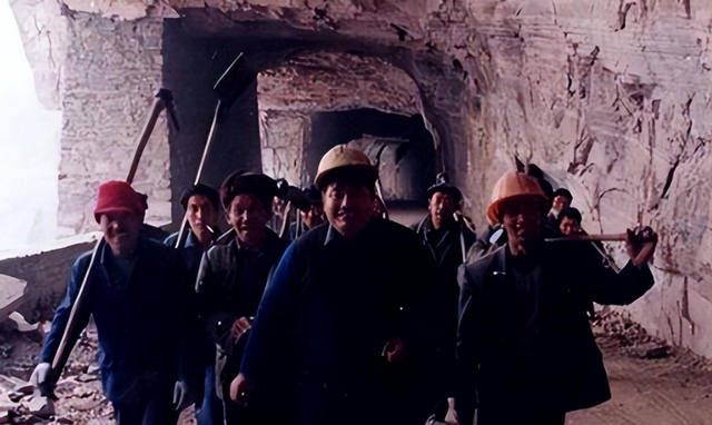 张荣锁:倾家荡产为村民修路,路通村富后,反因"贪"被村民举报