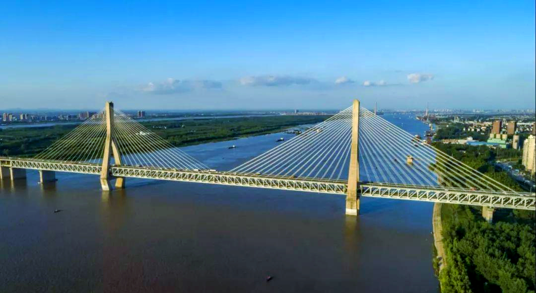 武汉天兴洲大桥:中国第一座高速铁路斜拉桥
