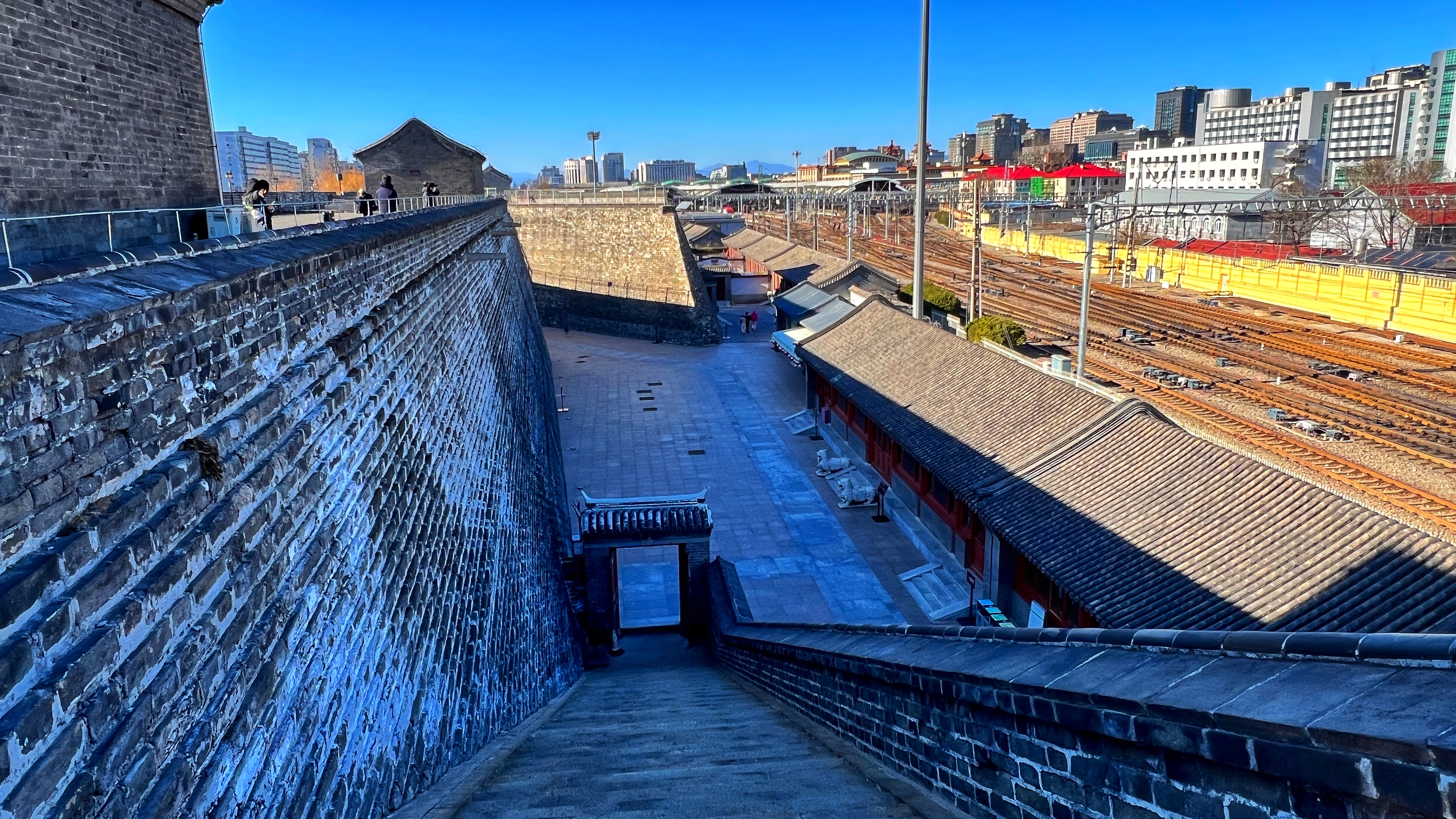 明城墙遗址公园观北京市劳动模范墙有不解之惑,谁人解?