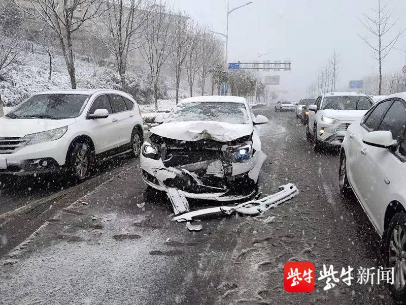 「視頻」雪天路面溼滑,追尾碰擦事故頻發!