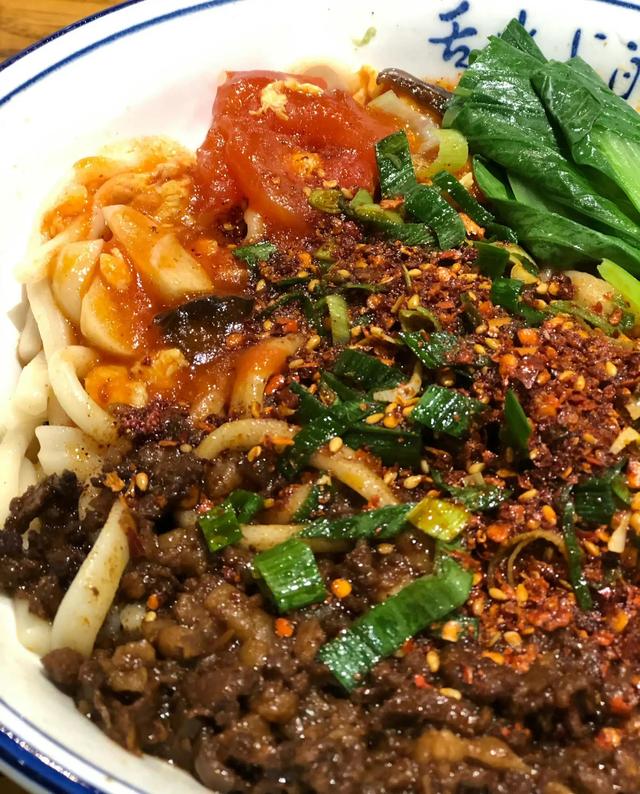 一大碗三合一油泼面,实在是又香又过瘾