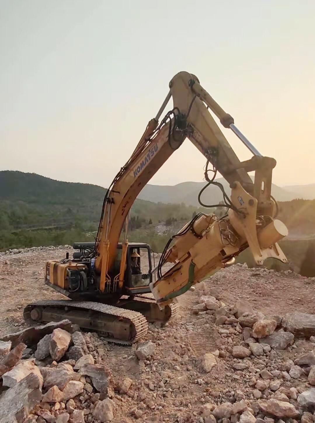 破碎坚硬石头胀石机静态液压岩石劈裂器便钻裂一体机施工现场