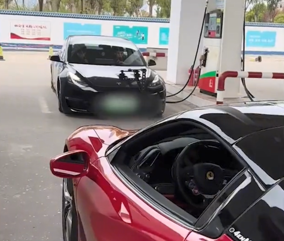 武汉,男子开法拉利加油,一辆特斯拉专程开进加油站来无情嘲笑