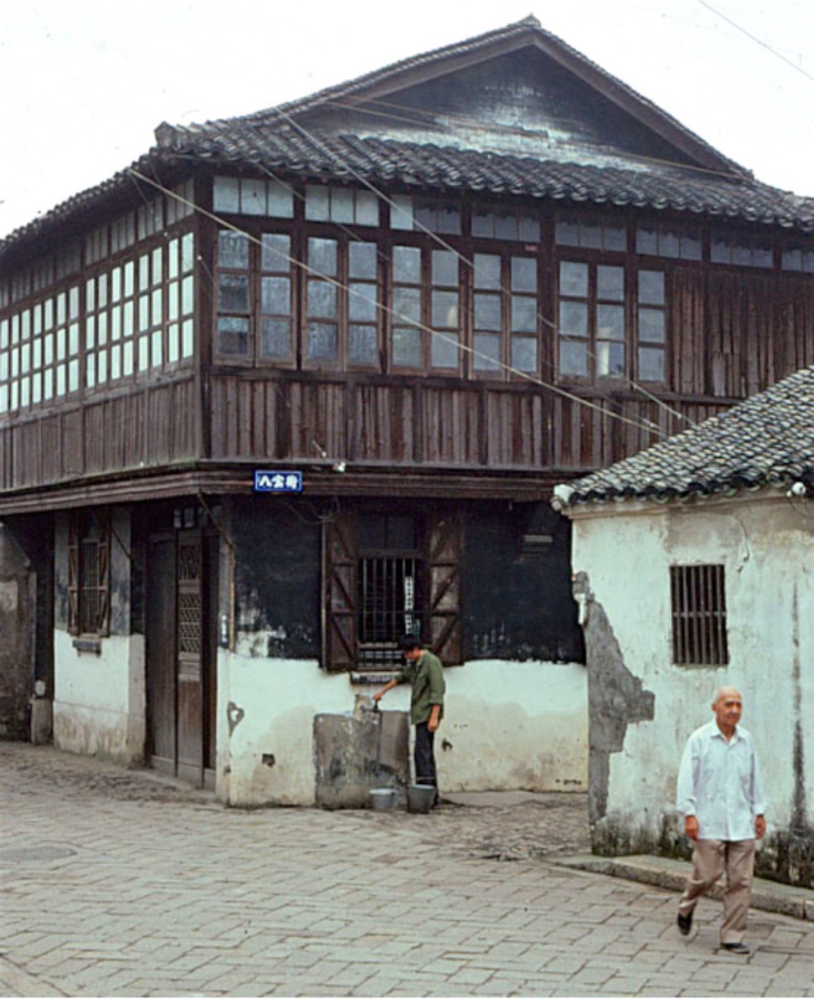 苏州八宝街,地下有金银财宝,地上有民国洋房,还有佛光映照