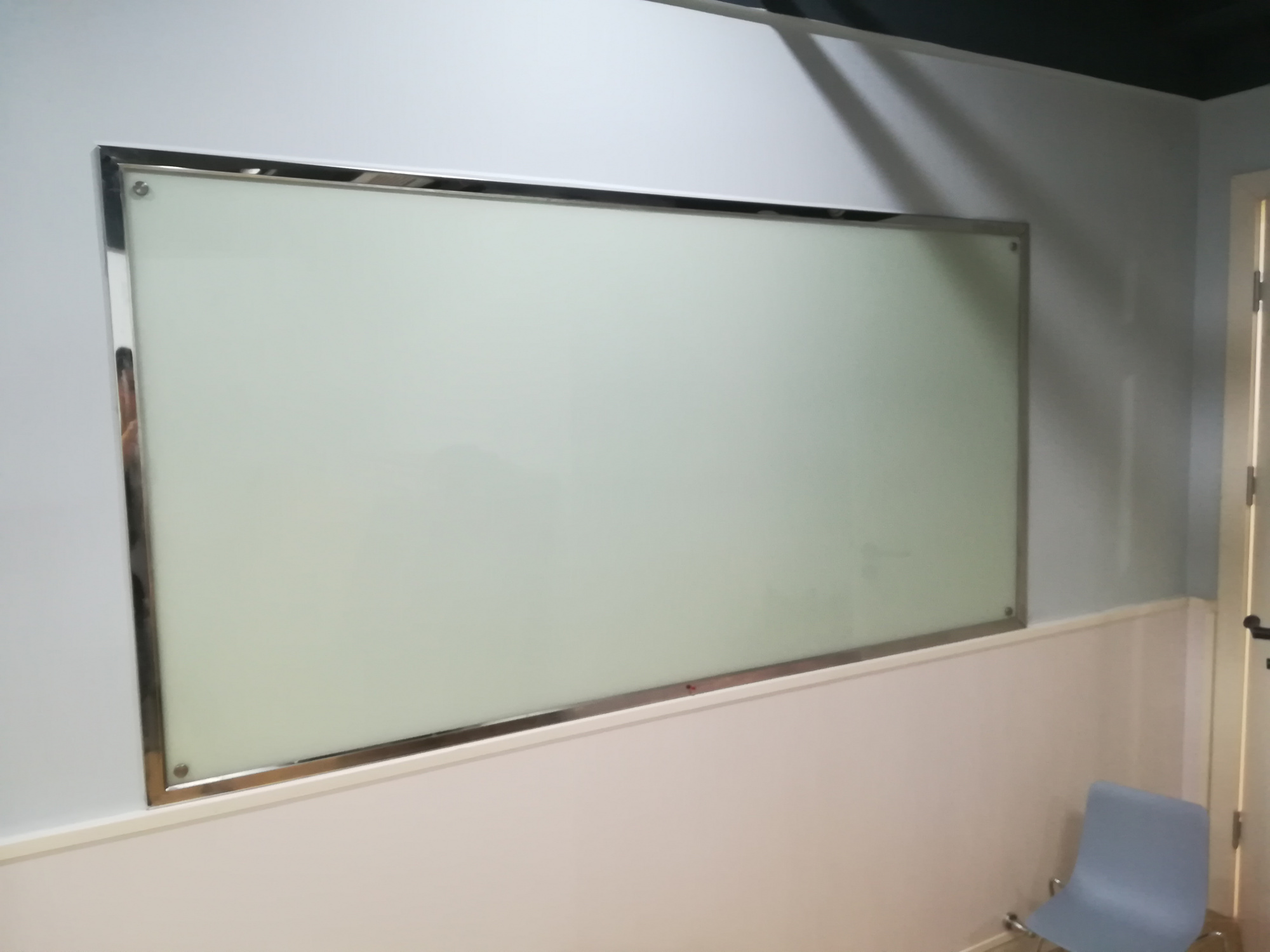 玻璃白板和普通白板哪个好?怎么选择?