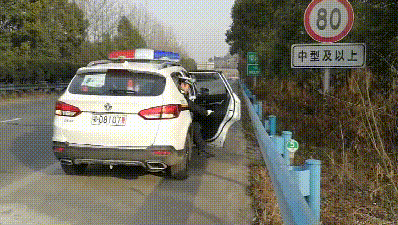 “车靠边、人撤离、即报警”具体怎么做?一文读懂→-有驾 “车靠边、人撤离、即报警”具体怎么做?一文读懂→-有驾