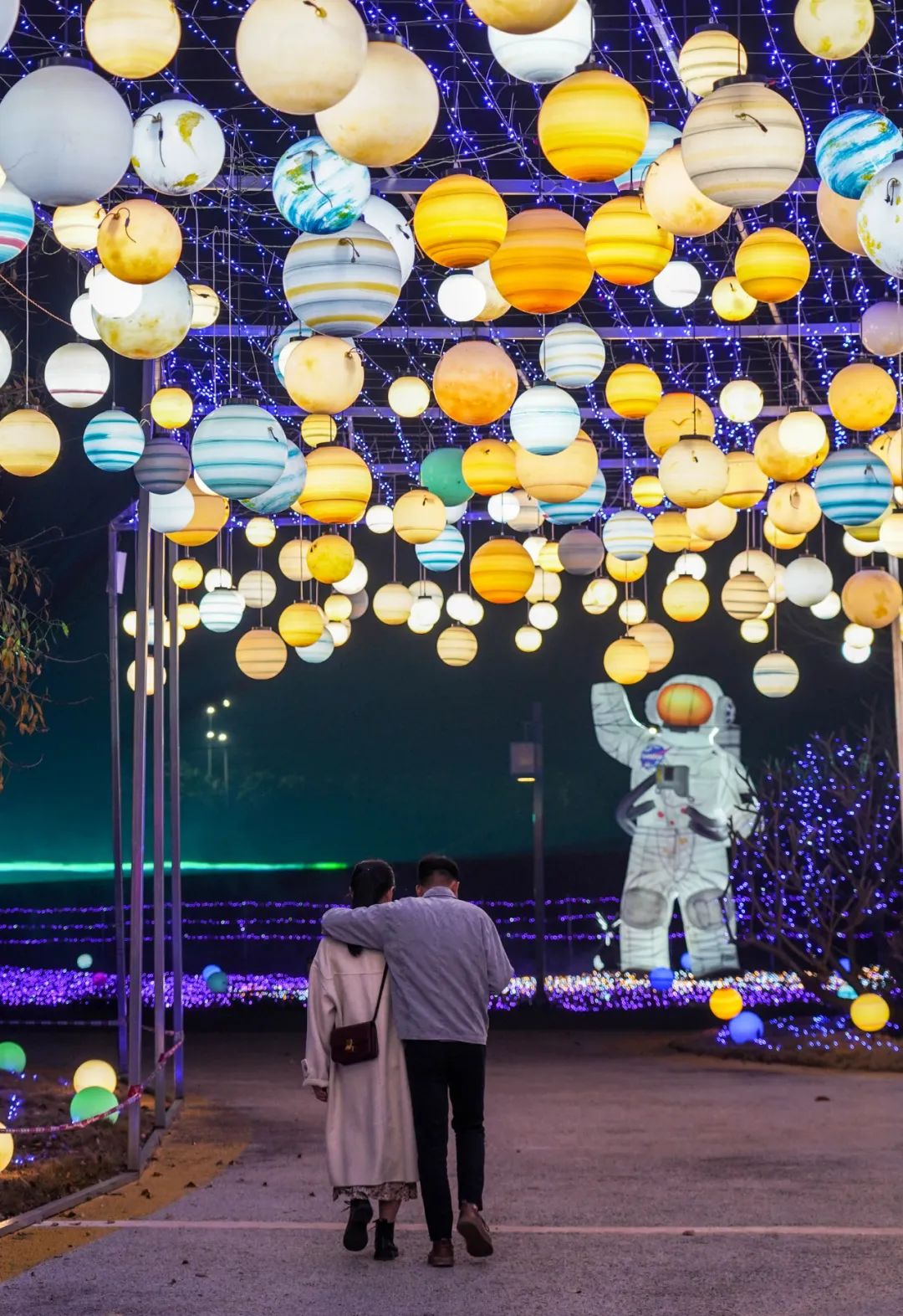 震撼绝美快来体验贵港炫丽的科技光影秀