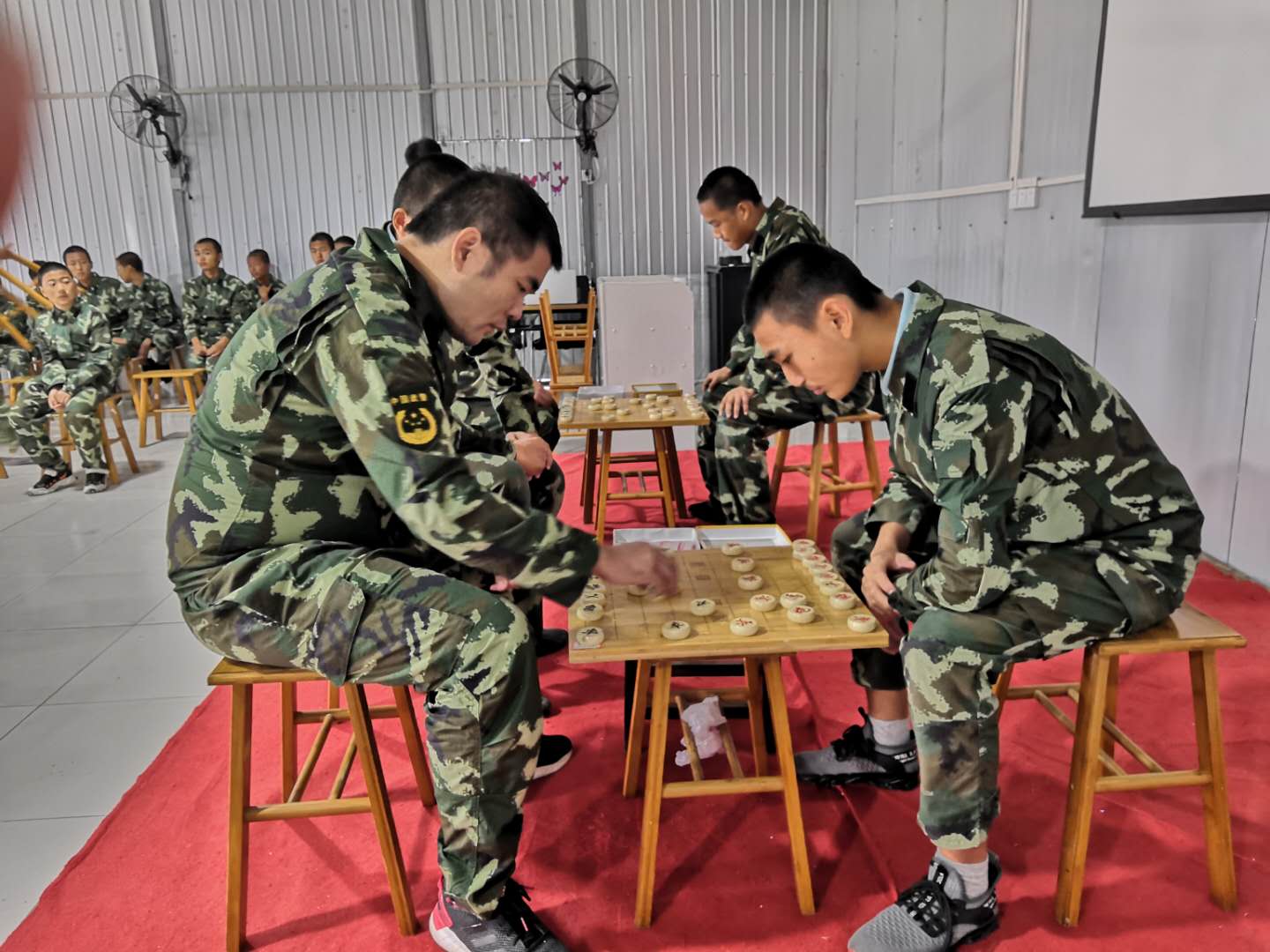 怎样让孩子戒掉手机 叛逆青少年军事特训营