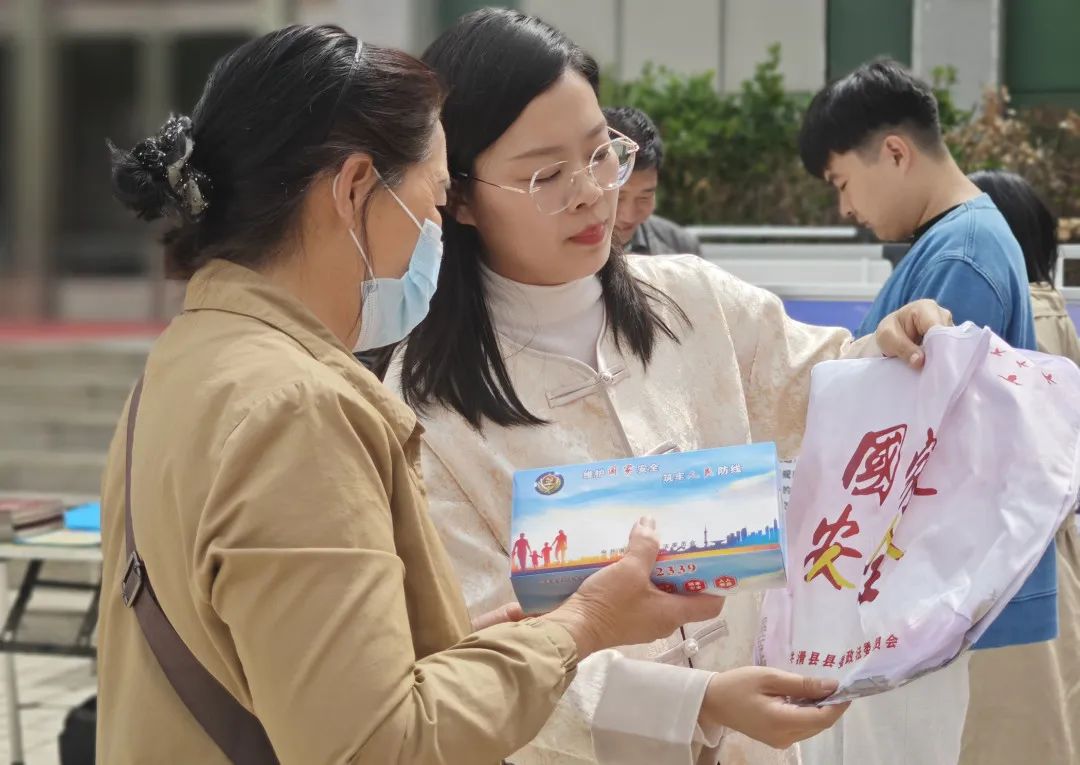 县委副书记王正贤,县委常委,县委办公室主任周波参加活动.