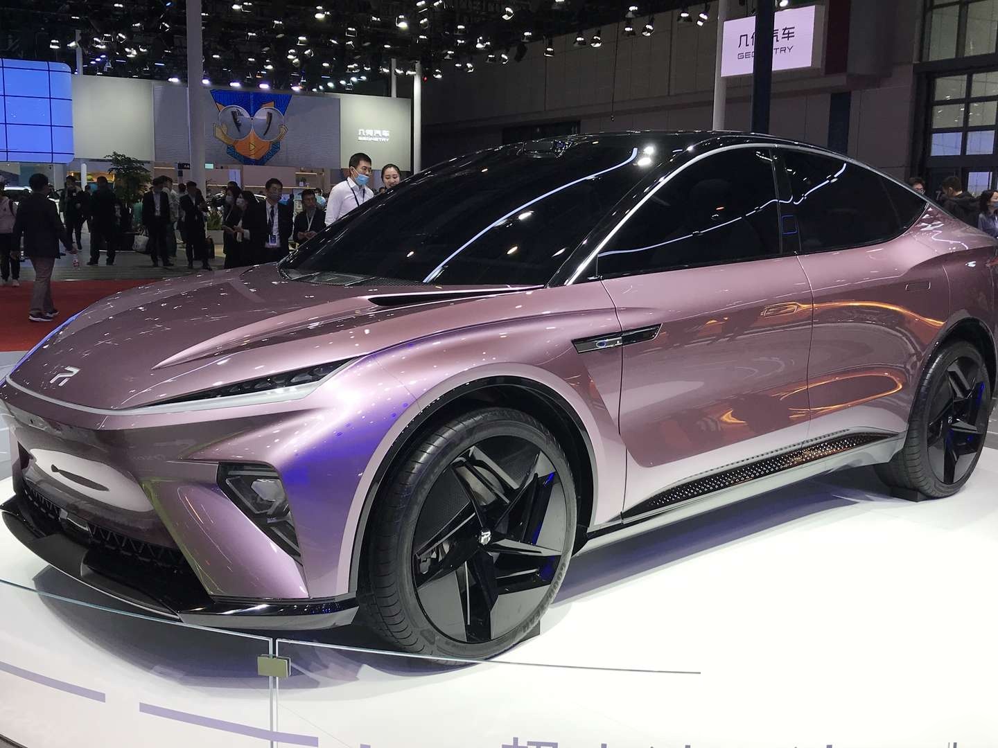 在上海车展上,一款名为上汽r汽车es33的新型轿跑suv吸引了众多目光.